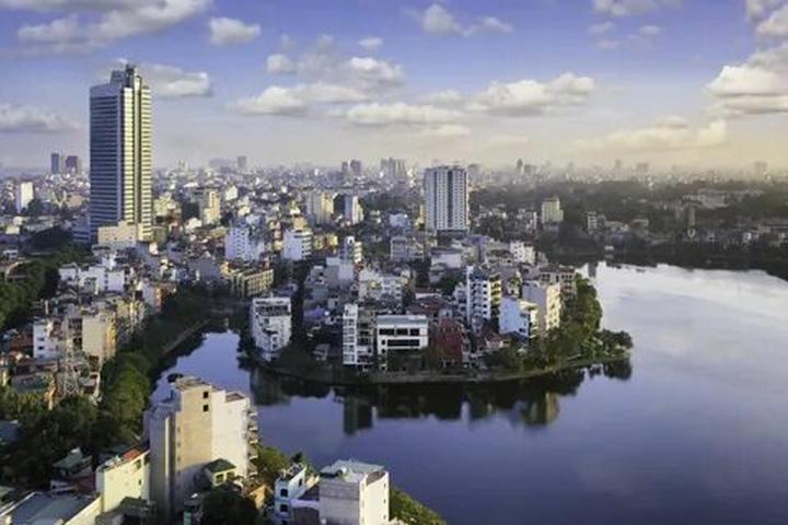 Nội dung: Mùa hè đang đầy vui vẻ với những xu hướng mới, và Huda Ice Twist đang chinh